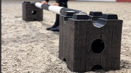 Stapelbarer Cavaletti-Block mit Holzoptik, leicht und praktisch